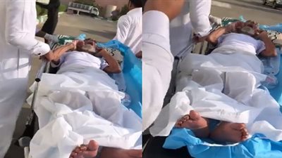 الله عليك ياحج .. مسن يردد الأذان وهو في غيبوبه 