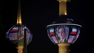 فيديو .. الكويت تطفئ أنوار أبراجها حزنًا على رحيل جورج بوش الأب 