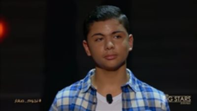 مراهق يبكي أحمد حلمي في برنامج نجوم صغار