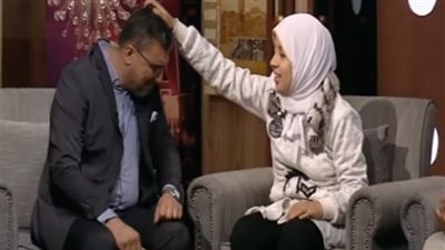 بيجو لها من كل البلاد .. فتاة مصابة بالتوحد ترقي عمرو الليثي على الهواء