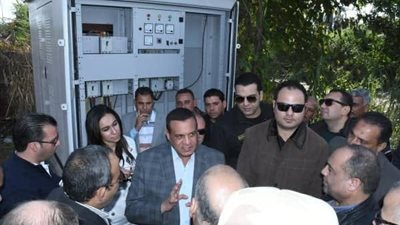 محافظ البحيرة يفتتح وحدة توزيع الكهرباء برشيد