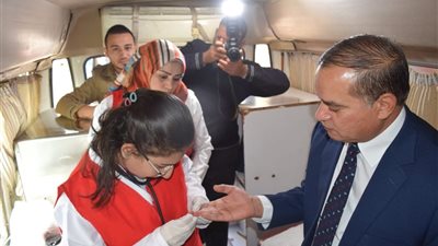 رئيس جامعة سوهاج يشارك في حملة 100 مليون صحة