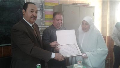 تكريم كبير فنيي المعامل الصحية ببني سويف لبلوغها المعاش 