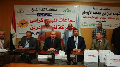 محافظ كفرالشيخ يوزع كراسي متحركة لغير القادرين