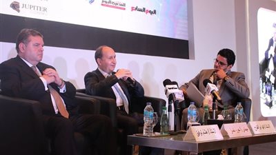 فيديو| وزيرا قطاع الأعمال والتجارة يستعرضان كيفية تقوية وضع سوق السيارات المصرى