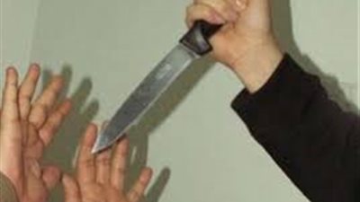 شاب يطعن صديقه بسبب أسبقية الحجز في 