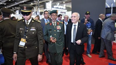 جولة تفقدية للعصار ورئيس أركان الجيش الإماراتي بمعرض إيديكس