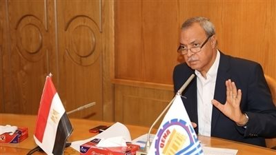 محافظ قنا يناقش آليات إعداد الخطة المتوسطة الأجل 
