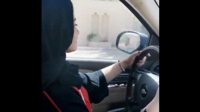 خايف عليا يا حج.. لن تتوقع ماذا فعل أب بعد تعليم ابنته القيادة