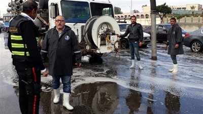 في شبر ميه.. انتشار موسع لسيارات شفط المياه لفك الجلطة المرورية بشوارع القاهرة