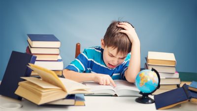 خليكي أم ذكية .. أخطاء شائعة تصرف انتباه ابنك عن المذاكرة 