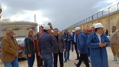 محافظ الإسكندرية يتفقد موقع الحريق الذي نشب بأحد تنكات البنزين