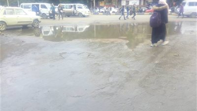 صور.. سقوط الأمطار على شوارع الجيزة والأهالي يسبحون في الوحل