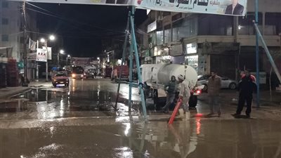 صور.. سيارات مجلس طامية تجوب الشوارع لشفط مياه الأمطار