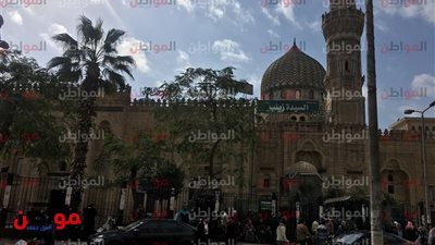 صور| الشمس طالعة والجو دافي .. أجواء صلاة الجمعة اليوم بالسيدة زينب
