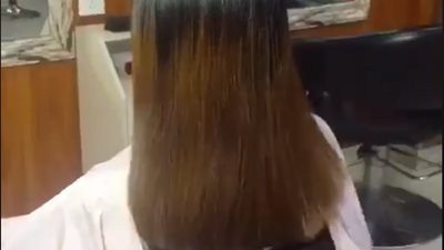 فيديو.. غطي لحمك يا ست .. مصفف شعر يضع زبونة في موقف محرج 