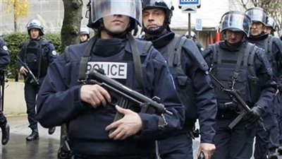 للمرة الأولى .. الشرطة الفرنسية تنشر مدرعات في منطقة قوس النصر