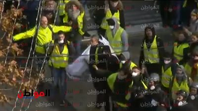 فيديو.. الشرطة الفرنسية تسحل أحد المتظاهرين في شوارع الشانزليزية
