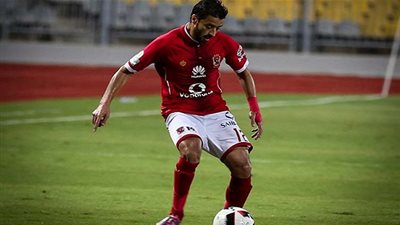 إنبي يقترب من خطف مدافع الأهلي