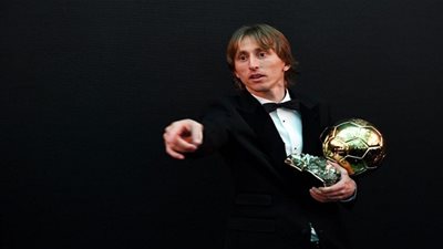 مودريتش يحتفل بالكرة الذهبية في مباراة ريال مدريد وهويسكا
