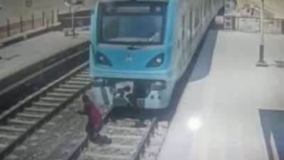سيدة تلقي بنفسها أمام مترو 