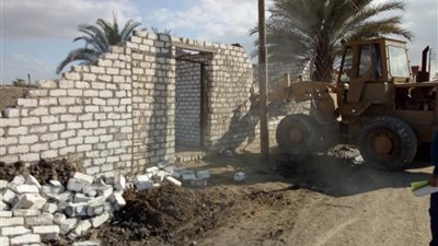 صور| حملات مكبرة لإزالة التعديات بالبناء على الأراضي الزراعية بالفيوم