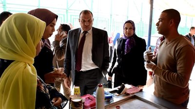 رئيس جامعة بني سويف يستفسر عن أسعار المنتجات الغذائية بالكافتيريا