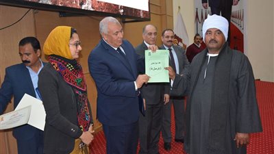 صور.. تسليم عقود تقنين أراضي وضع اليد بالوادي الجديد