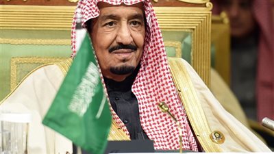 فيديو.. الملك سلمان بن عبد العزيز يرتدى علم المملكة ويرقص لهذا السبب!