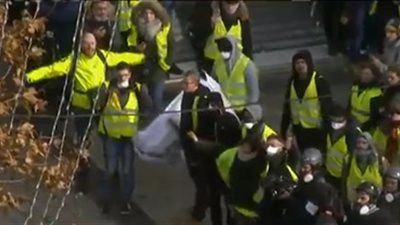 صور| على غرار مصر.. زفاف فى تظاهرات السترات الصفراء بالشانزليزية