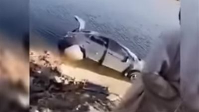 هنجبلك مرارة منين.. سقوط سيارة تقودها امرأة بطريقة مضحكة