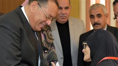 صور| محافظ الشرقية يجتمع مع سيدة مسنة .. ويلبي لها هذا الطلب !