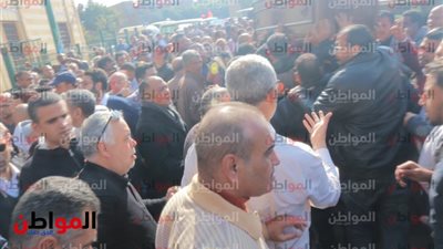 صور .. أشرف زكي يشارك في جنازة المنتج أحمد السيد ويواسي أصدقاءه