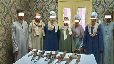 قبل إشعالهم حرب شوارع .. ضبط أطراف عائلتين بقنا بحوزتهم أسلحة وذخائر 