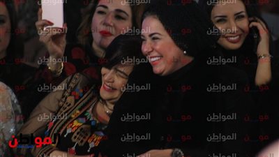 صور| صابرين تتألق بالاسود فى عرض أزياء هاني البحيري