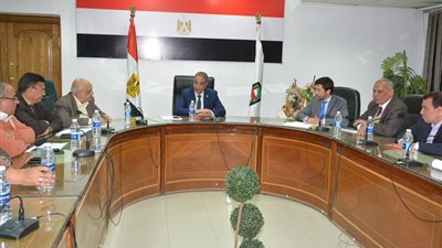 محافظ سوهاج يلتقى وفد شركة 