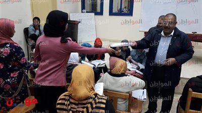 وكيل تعليم مطروح يوزع مذكرات 