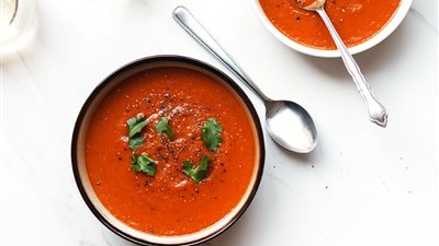 فيديو.. تعرف على طريقة عمل شوربة الطماطم الصيامي