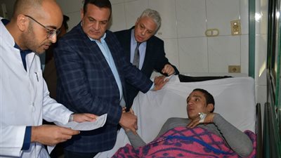محافظ البحيرة يزور مصابي حادث سنهور.. ويوجه بصرف مساعدات مالية عاجلة