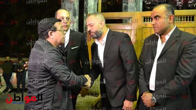 صور| أحمد آدم يقدم العزاء في الفنان الراحل محمود القلعاوي 