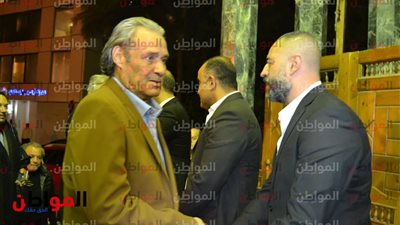صور| رغم مرضه .. فاروق الفيشاوي يقدم العزاء فى محمود القلعاوي