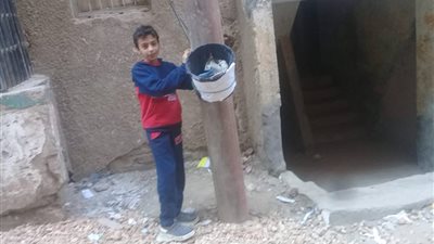صور.. طالب ابتدائي يشن حملة لإزالة القمامة من شوارع سوهاج