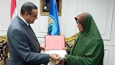 محافظ البحيرة: صرف مبلغ 5 آلف جنيه لـ سائقة تروسيكل الدلنجات