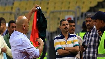  قصة صورة.. حسام حسن يستفز جمهور الزمالك بالقميص الأحمر