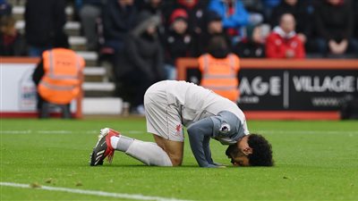 صور.. لقطة إنسانية لمحمد صلاح مع 
