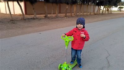 الخروج وأشعة الشمس.. كيف يؤثران في ابنك
