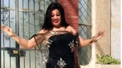 ياشيخه اهمدي بقا.. وصلة رقص مثيرة لـ فيفي عبده ببدلة جريئة 