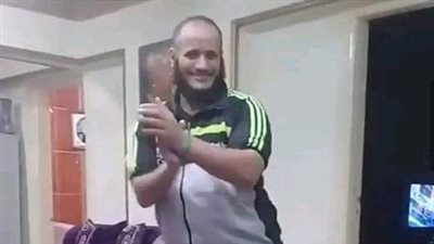 هز الوسط لا دين له.. شاهد أبو دقن على طريقة الراقصات 