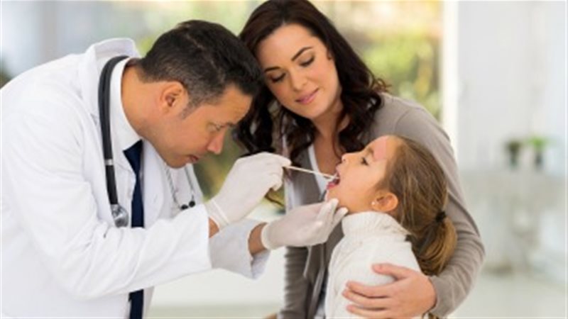 طبيب يكشف على طفلة
