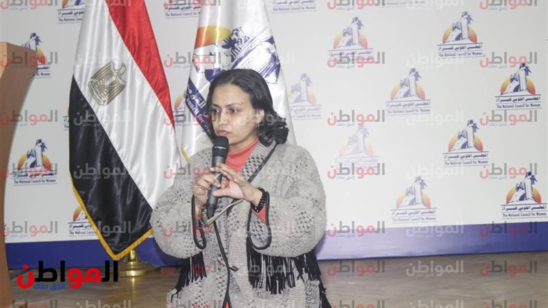 منى عزت